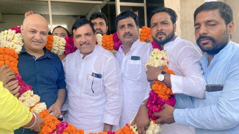 अयोध्या में मनीष सिसोदिया और संजय सिंह ने किए रामलला के दर्शन, लिया संतों का आशीर्वाद UPTak