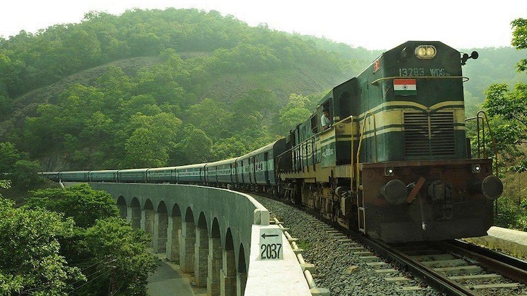 दिवाली-छठ के लिए रेलवे चलाएगी रोजाना 3 दर्जन स्पेशल ट्रेनें, दूर होगी यात्रियों की परेशानी UP Tak