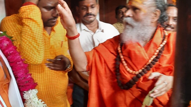 गणेश उदासीन अखाड़े के महंत राजेश मिश्रा बोले- नरेंद्र गिरि की मौत एक बड़ी साजिश UP Tak