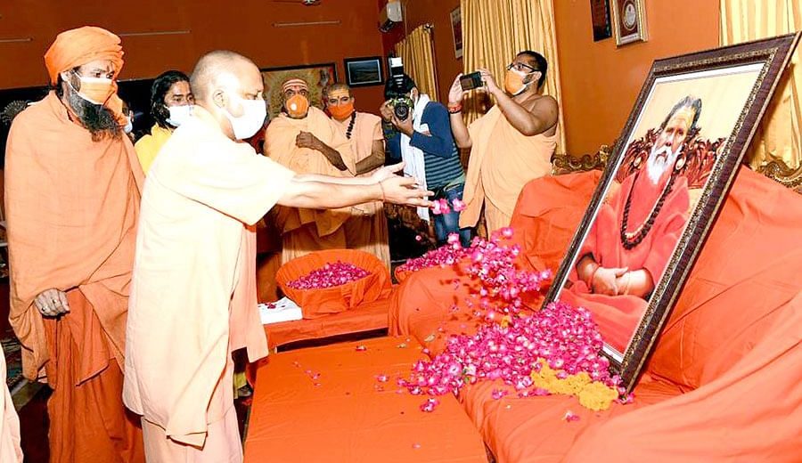 तस्वीरें: महंत नरेंद्र गिरि को अंतिम प्रणाम कर CM योगी आदित्यनाथ ने किया ये ऐलान UP Tak
