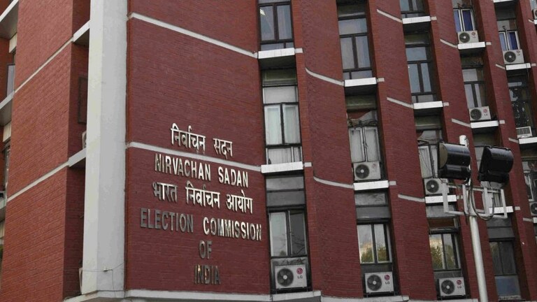 मैनपुरी उपचुनाव: सपा की शिकायत के बाद चुनाव आयोग हुआ सख्त, पुलिस से मांगा ये जवाब UP Tak