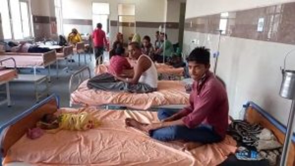 एटा: झोलाछाप डॉक्टरों के सहारे ग्रामीण स्वास्थ्य व्यवस्था, एक ही चारपाई पर दो-दो मरीज UP Tak