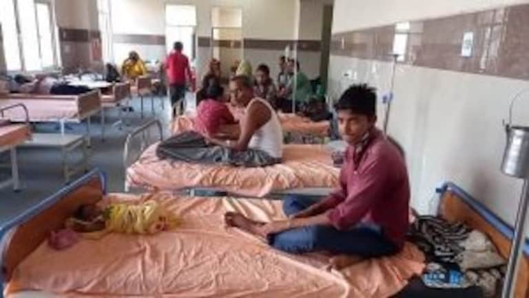 एटा: झोलाछाप डॉक्टरों के सहारे ग्रामीण स्वास्थ्य व्यवस्था, एक ही चारपाई पर दो-दो मरीज UP Tak