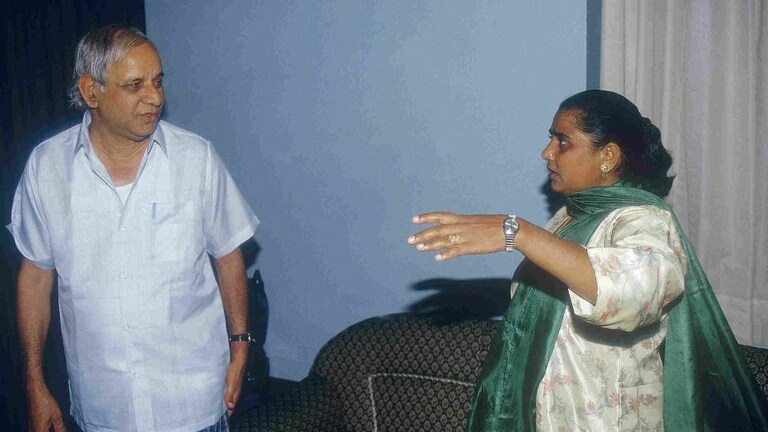 कांशीराम की पुण्यतिथि विशेष: जानें उस ‘संन्यासी’ की कहानी, जिसने बदल दी भारत की सियासत UP Tak