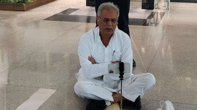 लखनऊ एयरपोर्ट के फ्लोर पर बैठे भूपेश बघेल, कहा- ‘बहुत सुन रखा था लखनवी तहजीब के बारे में’ UP Tak