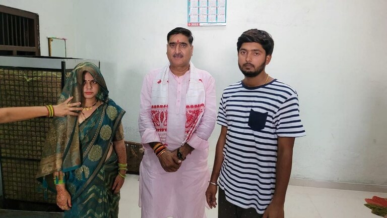 अलीगढ़: सांसद ने दुल्हन को मुंह दिखाई के बदले दिया ये वादा किया पूरा, जानिए क्या है मामला UP Tak