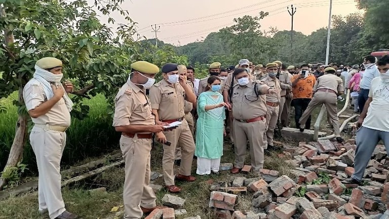 अवैध पटाखा फैक्ट्री में जोरदार धमाका, 4 की मौके पर ही मौत, 4 घायल UP Tak