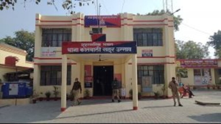 उन्नाव: युवती ने पिता पर शारीरिक शोषण का लगाया आरोप, कहा- छोटी बहन पर भी थी नजर UP Tak