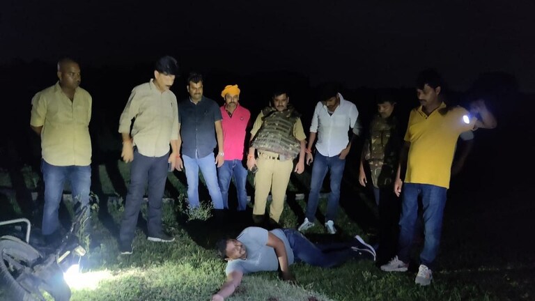 भदोही में पुलिस मुठभेड़ में 50 हजार का इनामी बदमाश गिरफ्तार UP Tak