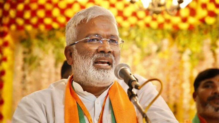 BJP कार्यकर्ताओं से बोले स्वतंत्र देव, ‘हम राजनीति में फॉर्च्यूनर से कुचलने को नहीं आए’ UP Tak