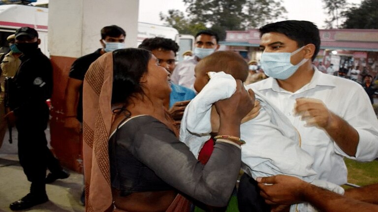 पुलिस कंट्रोल रूम के सामने से कार सवारों ने उठा ली 3 साल की बच्ची, यूं की गई बरामद UP Tak