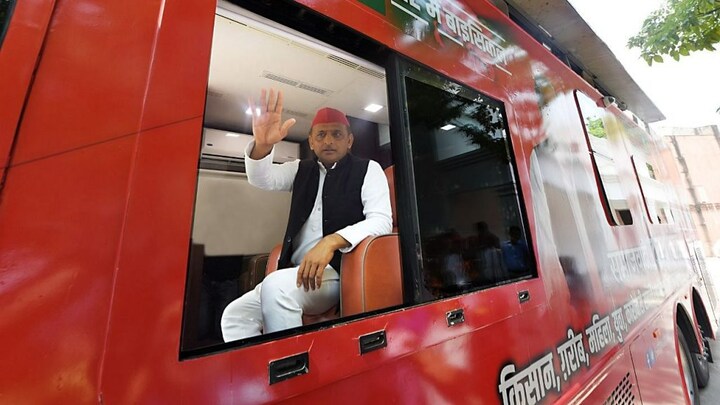 आज से ‘समाजवादी विजय यात्रा’ शुरू करेंगे अखिलेश, पैर छूकर लिया मुलायम का आशीर्वाद UP Tak