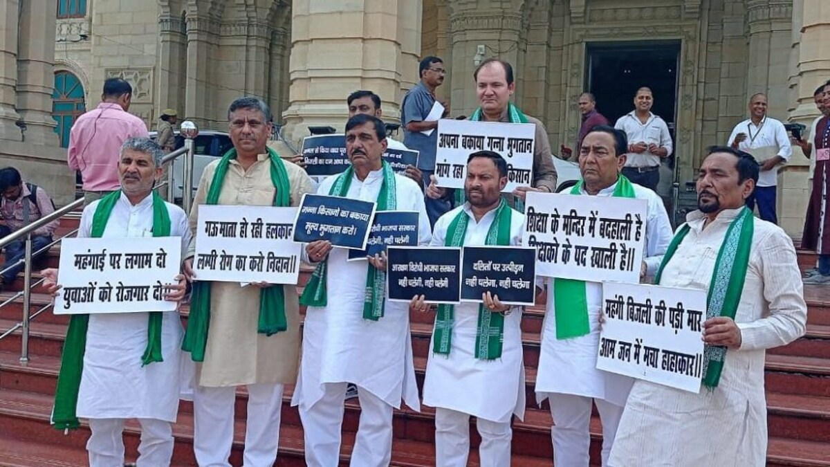 UP विधानसभा के मुख्य द्वार पर रालोद विधायकों ने प्रदर्शन कर बकाये गन्ना भुगतान की मांग की UP Tak