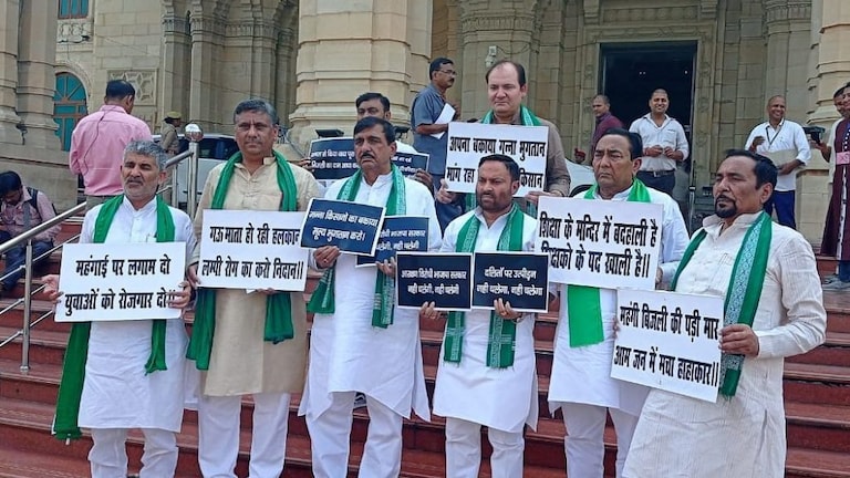 UP विधानसभा के मुख्य द्वार पर रालोद विधायकों ने प्रदर्शन कर बकाये गन्ना भुगतान की मांग की UP Tak