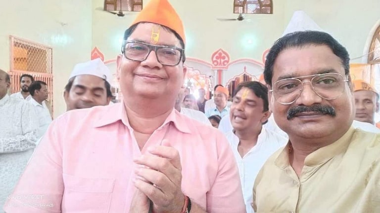 महोबा जिलाधिकारी ने भाजपाई टोपी पहनी? सपा के आरोपों पर DM ने दिया जवाब, दी ये चेतावनी UPTak