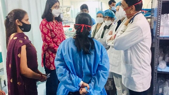 दिल्ली में भर्ती UP की ‘रेप पीड़िता’ से मिलीं मालीवाल, पत्र लिख CM योगी से की ये मांग UP Tak