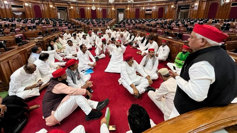 सपा सदस्यों ने अवमानना और विशेषाधिकार के मामले को लेकर वेल में दिया धरना, हंगामा UP Tak
