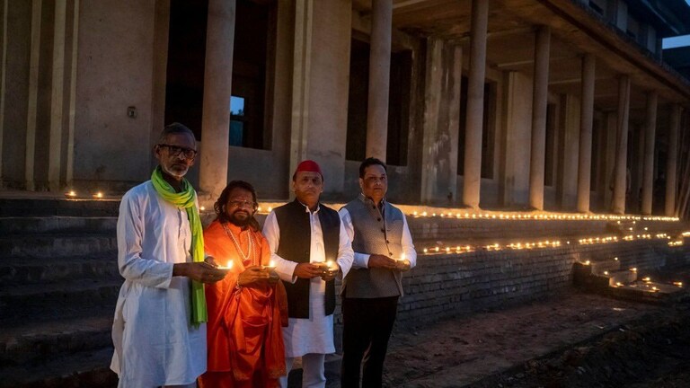 तस्वीरें: लखीमपुर खीरी हिंसा में मारे गए किसानों की याद में अखिलेश और राजभर ने जलाए दीये UP Tak