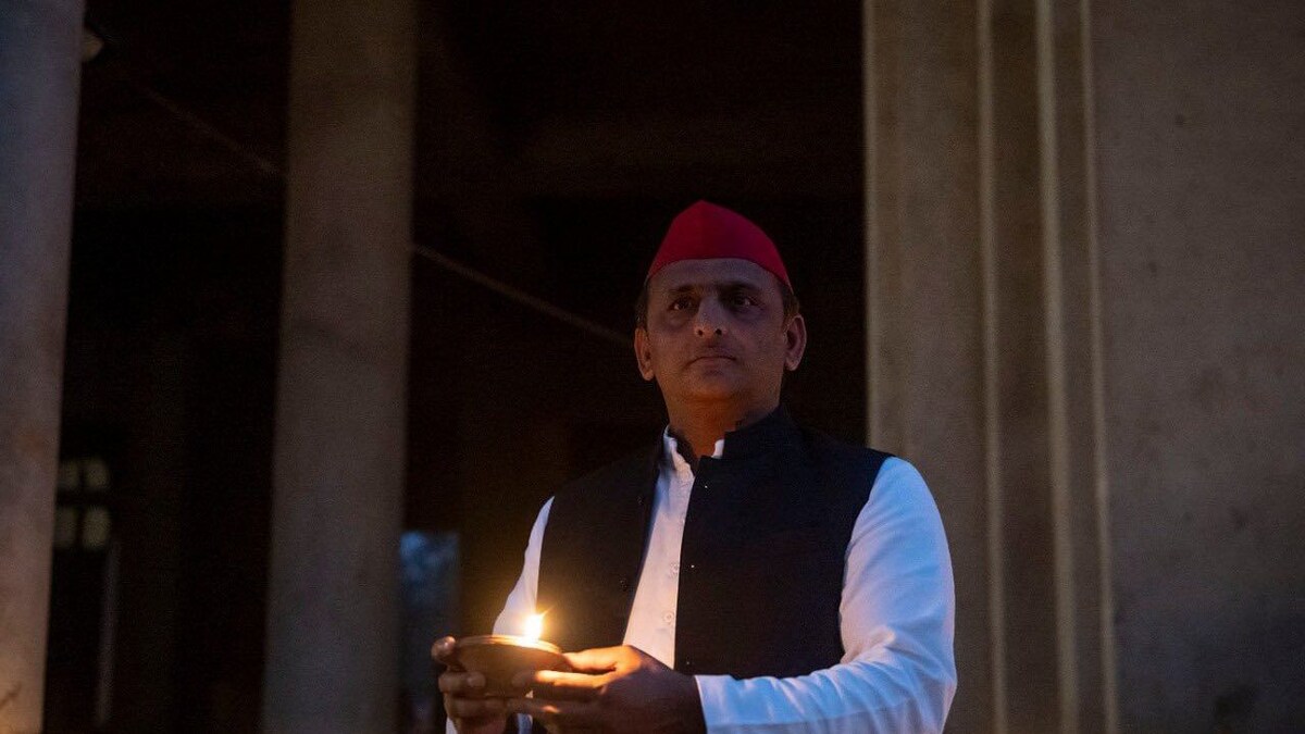 समाजवादी पार्टी कार्यकर्ताओं ने जलाया ‘किसान स्मृति दीप’, अखिलेश ने किया था आह्वान UP Tak