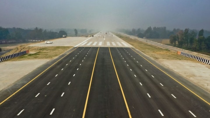 संकट में भी काम आएगा पूर्वांचल एक्सप्रेसवे! लड़ाकू विमानों के लिए बनी इतनी लंबी हवाई पट्टी UP Tak