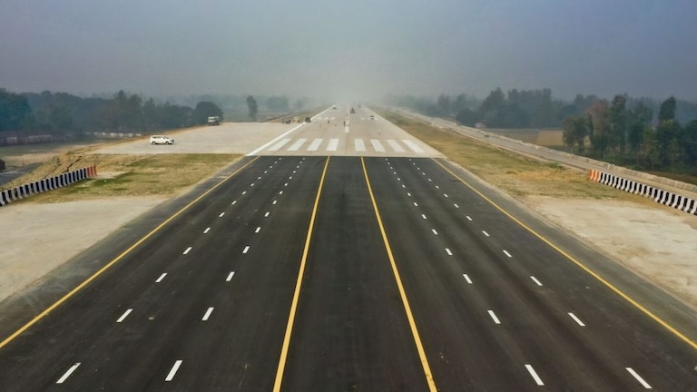 संकट में भी काम आएगा पूर्वांचल एक्सप्रेसवे! लड़ाकू विमानों के लिए बनी इतनी लंबी हवाई पट्टी UP Tak
