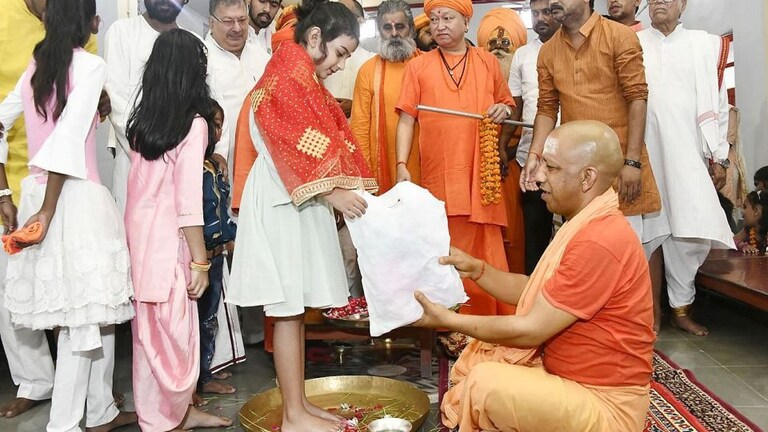 मुख्यमंत्री योगी ने महानवमी पर किया कन्या पूजन, पांव पखारकर अपने हाथों से कराया भोजन UP Tak