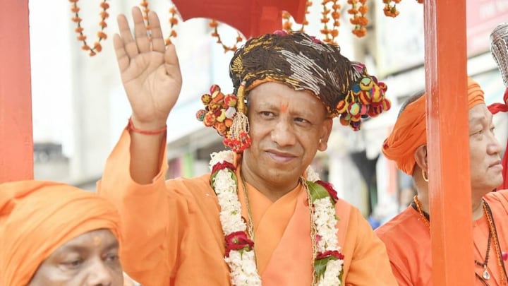 गोरखपुर: सीएम योगी आदित्यनाथ के नेतृत्व में गोरखनाथ मंदिर से निकली शोभायात्रा UP Tak