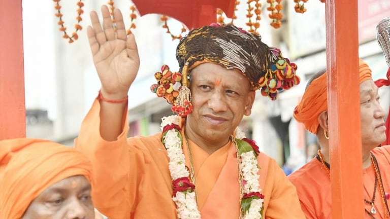 गोरखपुर: सीएम योगी आदित्यनाथ के नेतृत्व में गोरखनाथ मंदिर से निकली शोभायात्रा UP Tak