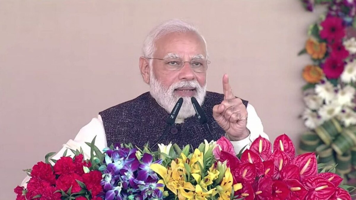 लाल टोपी वालों को लाल बत्ती से मतलब रहा है, ये यूपी के लिए रेड अलर्ट हैं: PM मोदी UP Tak
