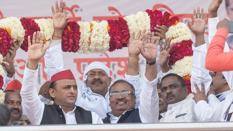 जेवर एयरपोर्ट: अखिलेश का तंज, क्या चप्पल वाला गरीब हवाई जहाज तक पहुंच पाया? UP Tak