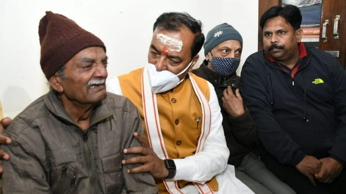 हेलिकॉप्टर क्रैश: विंग कमांडर पृथ्वी सिंह के घर पहुंचे केशव मौर्य, परिवार को ढांढस बंधाया UP Tak
