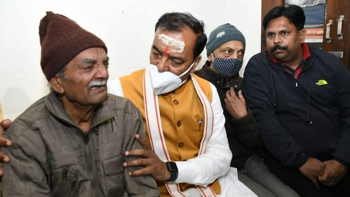 हेलिकॉप्टर क्रैश: विंग कमांडर पृथ्वी सिंह के घर पहुंचे केशव मौर्य, परिवार को ढांढस बंधाया UP Tak