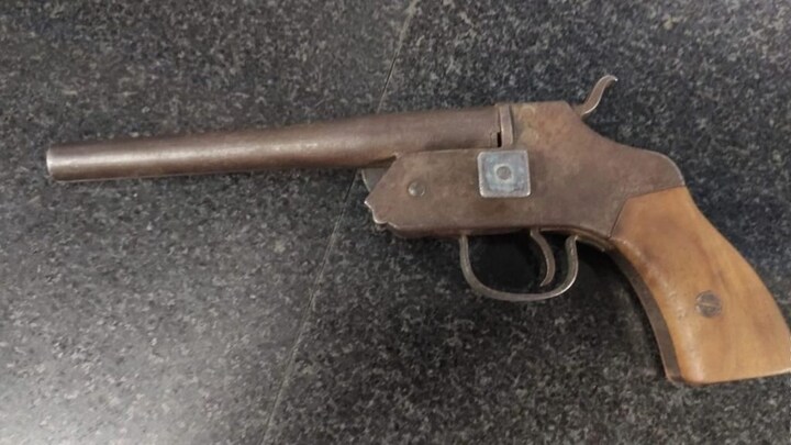 प्रयागराज: टीचर ने बनाया था ‘मुर्गा’, कट्टा लेकर स्कूल पहुंचा छात्र, लेना चाहता था बदला? UP Tak