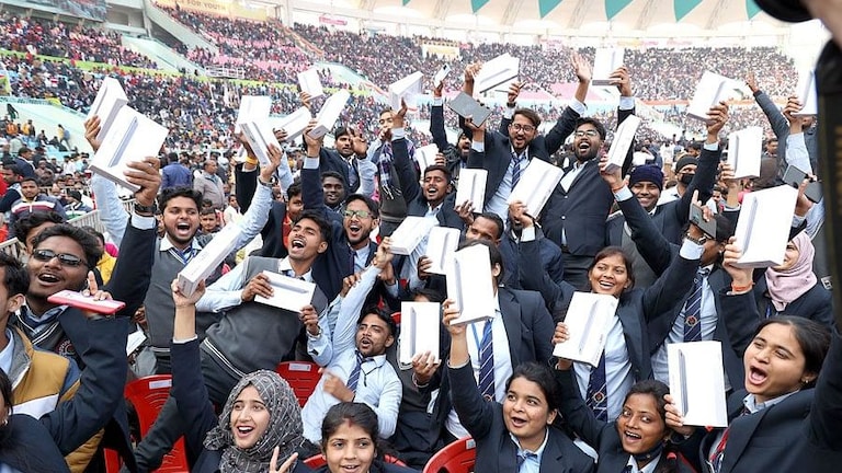 यूपी में टैबलेट और स्मार्टफोन देने से नहीं होगा बीजेपी को कोई फायदा: कांग्रेस UP Tak