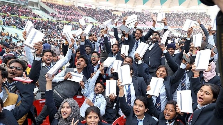 UP Budget 2022: योगी सरकार ने बजट में युवाओं को 2 करोड़ स्मार्टफोन देने समेत की ये घोषणाएं UP Tak