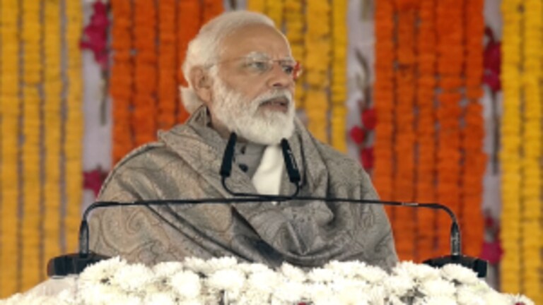 PM का SP पर निशाना!, कहा- नोटों का पहाड़ ही उनकी उपलब्धि, अब क्रेडिट के लिए आगे नहीं आ रहे UP Tak