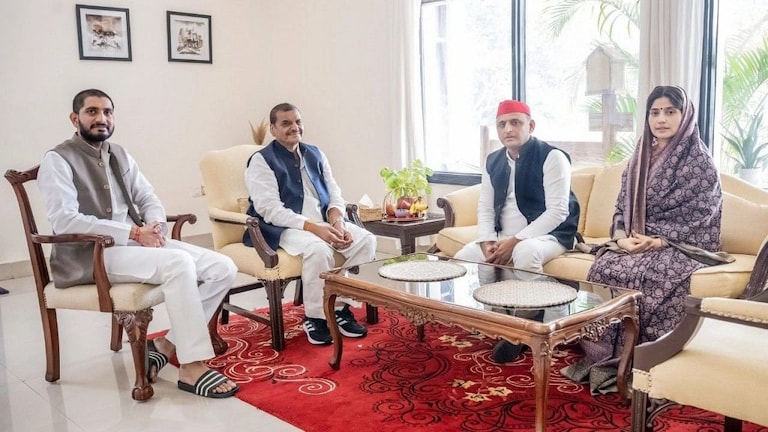 आखिरकार घर में हो गया ‘ऑल इज वेल’, पत्नी डिंपल संग चाचा शिवपाल से मिले अखिलेश यादव UP Tak