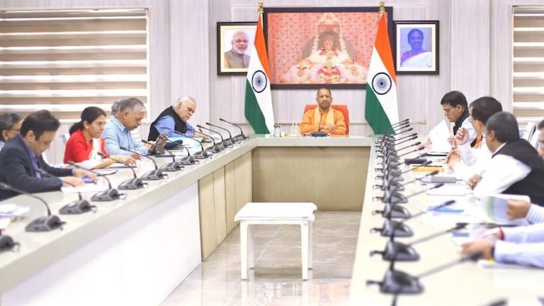 यूपी सीएम योगी का निर्देश, डेंगू से बचाव के लिए हर जिले में बनेंगे डेडिकेटेड अस्पताल UP Tak