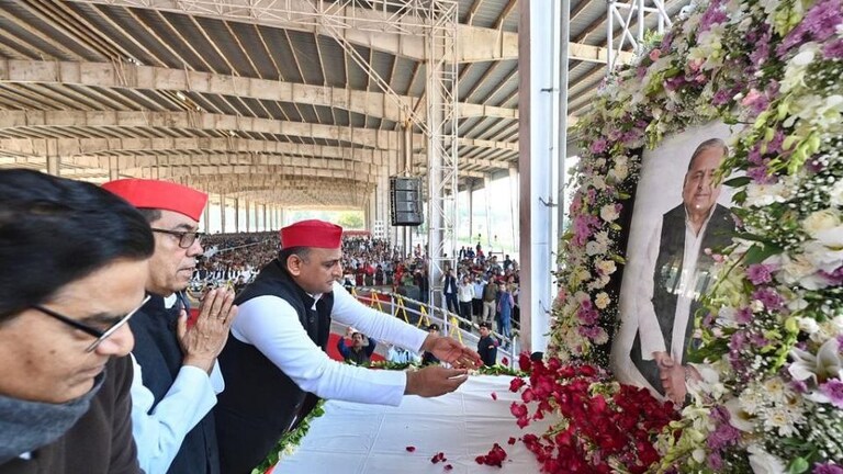 पिता मुलायम को याद कर अखिलेश बोले- आज पहली बार नेताजी के जन्मदिन को उनके बिना मना रहे हैं UP Tak
