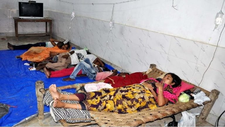 फिरोजाबाद ग्राउंड रिपोर्ट: PHC पर डॉक्टर नहीं, अस्पताल के बाहर व पेड़ के नीचे हो रहा इलाज UP Tak