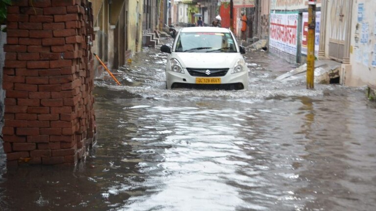 फिरोजाबाद: तीन घंटे की बारिश में जलमग्न हुई सड़कें, डूबे ट्रैक्टर को जेसीबी से निकला गया UP Tak