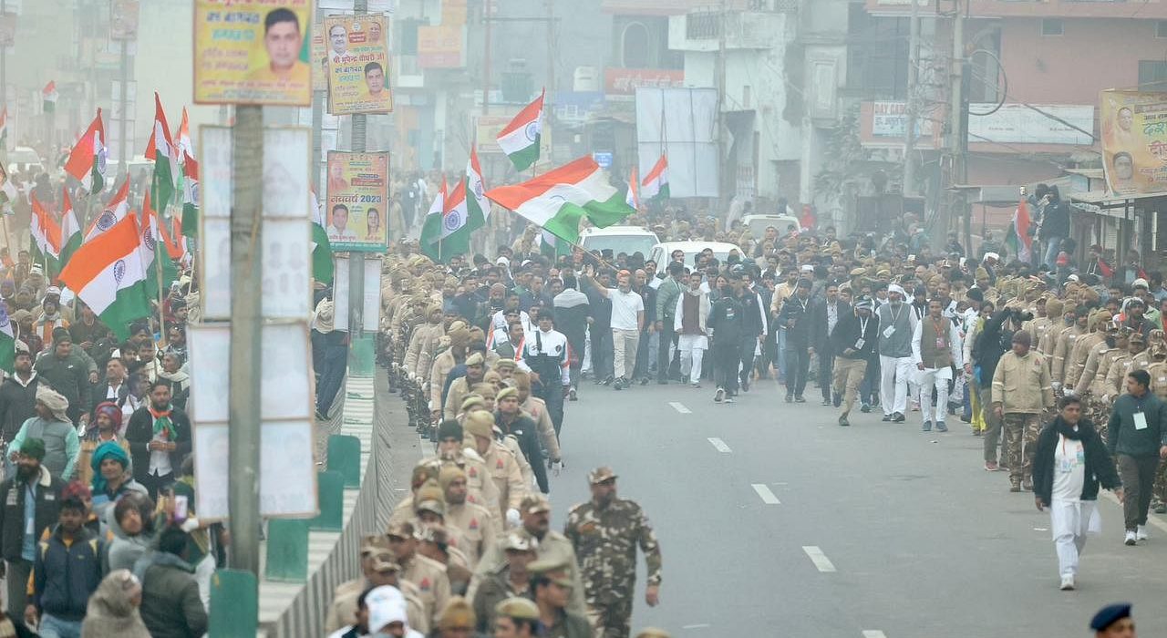 राहुल गांधी की ‘भारत जोड़ो यात्रा’ का RLD कार्यकर्ताओं ने झंडा लहराकर किया स्वागत UP Tak