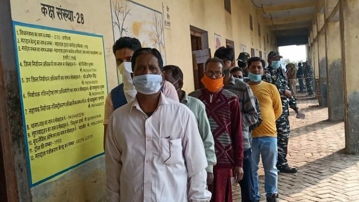 UP चुनाव फेज 5 वोटिंग LIVE: दोपहर 3 बजे तक 12 जिलों में 46.28% मतदान, चित्रकूट टॉप पर UP Tak