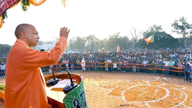 यूपी चुनाव: डिंपल यादव के बयान पर सीएम योगी का पलटवार! बोले- ‘हां, मैं भगवाधारी हूं’ UP Tak