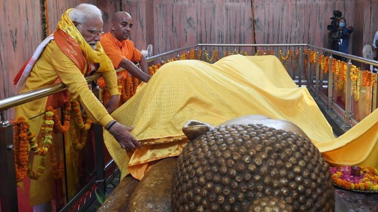 बुद्ध पूर्णिमा के मौके पर पीएम मोदी ने कुशीनगर में महापरिनिर्वाण मंदिर में दर्शन-पूजन किया UP Tak