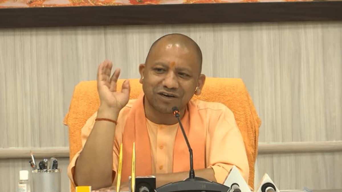 सीएम योगी आदित्यनाथ ने 10वीं के मेधावी छात्रों से कहा- संयमित दिनचर्या सफलता की कुंजी है UP Tak