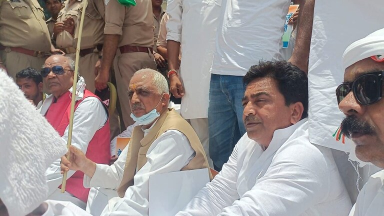 यूपी: राहुल गांधी के समर्थन में कांग्रेस कार्यकर्ता सड़क पर उतरे UP Tak