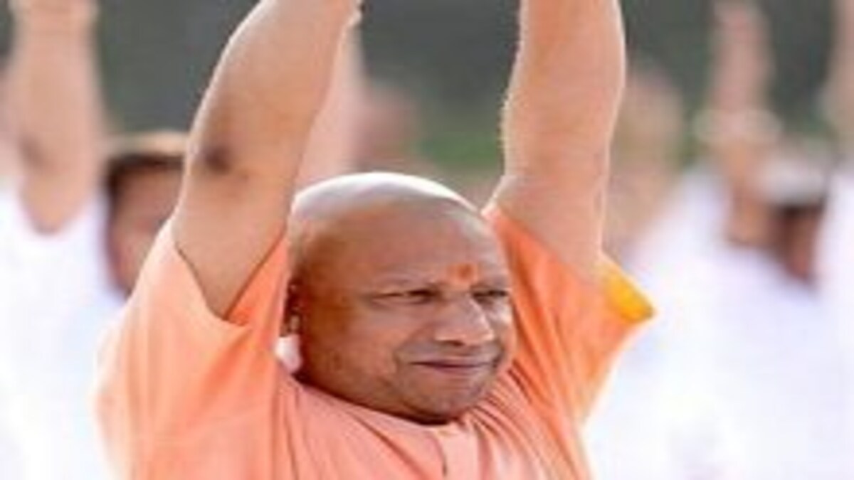 योग मुद्रा में योगी आदित्यनाथ, कभी भ्रामरी तो कभी सूर्य नमस्कार करते नजर आए मुख्यमंत्री UP Tak