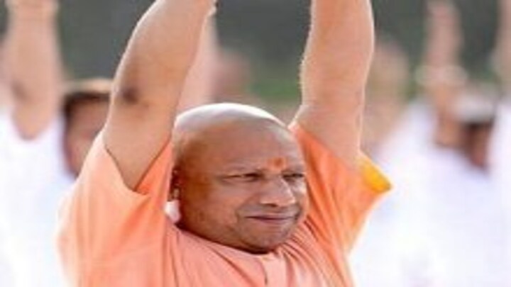 योग मुद्रा में योगी आदित्यनाथ, कभी भ्रामरी तो कभी सूर्य नमस्कार करते नजर आए मुख्यमंत्री UP Tak
