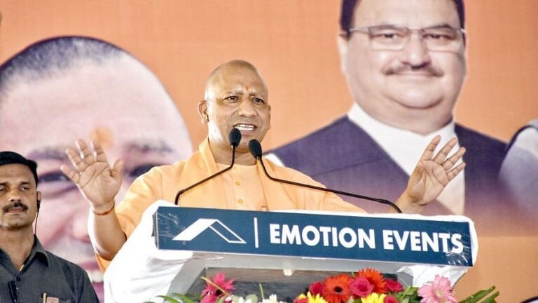 रामपुर: CM योगी बोले- सपाई गरीबों की जमीन हड़पते थे, उनके रंग बदलते देख गिरगिट भी शरमा जाए UPTak